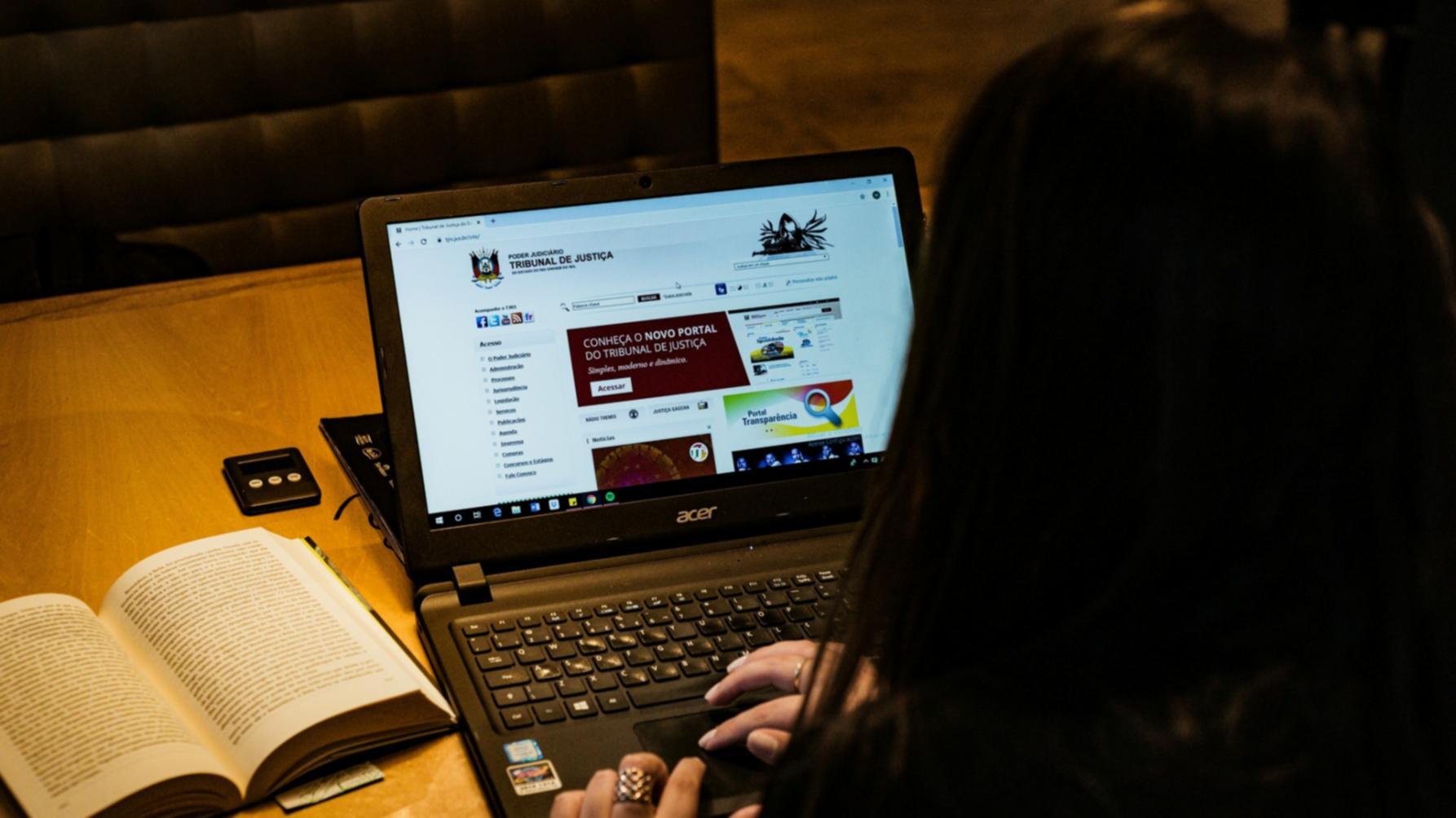Personne analysant des données financières sur ordinateur